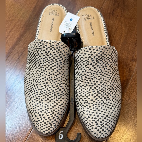 Time and Tru Shoes - NWT TIME & TRU Women's Black and Cream Patterned Mules